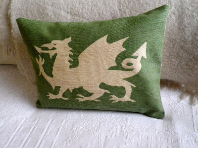 龙的传人 <a class='shortlnk' href='/s/12dc8aa2e' target='_blank' title='http://www.etsy.com/listing/62119458/hand-printed-muted-green-dragon-cushion'>http://duitang.com/s/12dc8aa2e</a>