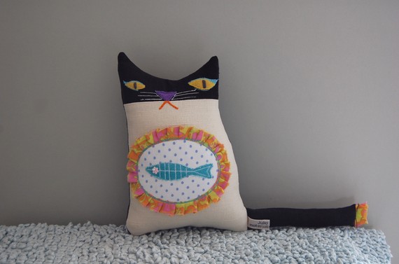 坟怒的小猫？好可爱<a class='shortlnk' href='/s/15aaff5ab' target='_blank' title='http://www.etsy.com/listing/70918558/an-ornamental-cat-called-lizzie'>http://duitang.com/s/15aaff5ab</a>