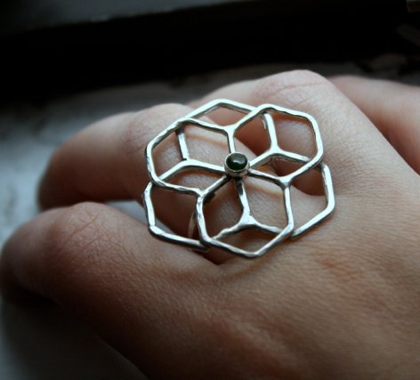  戴在手上真好看 <a class='shortlnk' href='/s/13bea6758' target='_blank' title='http://supermarkethq.com/product/geometric-flower-ring-with-jade'>http://duitang.com/s/13bea6758</a>