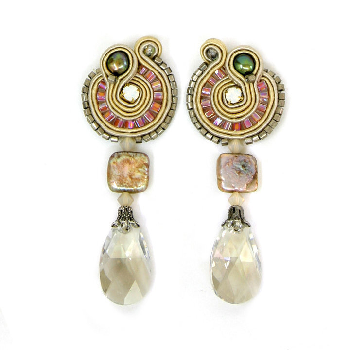 爱慕耳环 <a class='shortlnk' href='/s/13af35e3f' target='_blank' title='http://www.charmandchain.com/products/amour-earrings'>http://duitang.com/s/13af35e3f</a>