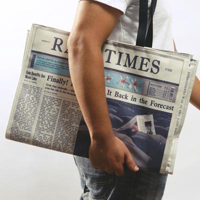 Newspaper Rain Bag - 报纸形状的包包，你见过么？<a class='shortlnk' href='/s/16833c4ed' target='_blank' title='http://www.mollaspace.com/shop/personal-accessory/rain-times-newspaper-bag.html'>http://duitang.com/s/16833c4ed</a>