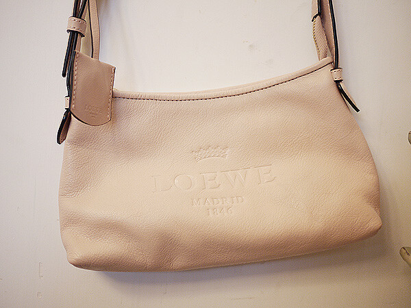 【HANDSHOP】LOEWE 粉色女式小挎包 大爱之个颜色~ <a class='shortlnk' href='/s/14d2e6088' target='_blank' title='http://item.taobao.com/item.htm?id=9077875301&amp;frm='>http://duitang.com/s/14d2e6088</a>