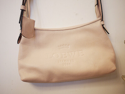 【HANDSHOP】LOEWE 粉色女式小挎包 大爱之个颜色~ <a class='shortlnk' href='/s/14d2e6088' target='_blank' title='http://item.taobao.com/item.htm?id=9077875301&amp;frm='>http://duitang.com/s/14d2e6088</…