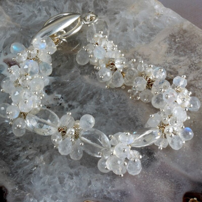 白黄玉彩虹月光石手链由SkyDreams白雪公主 White Topaz Rainbow Moonstone -Snow White - Bracelet <a class='shortlnk' href='/s/05fafb8e9' target='_blank' title='http://www.etsy.com/listing/72199654/white-…