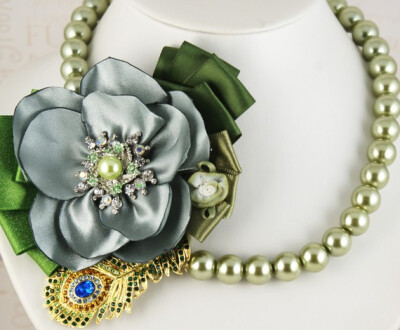 声明只是绿色新娘与手工项链SolBijou Just Green- Bridal Statement Necklace with Handmade Satin Flower, Czech Pearls and Repurposed Rhinestone Brooch <a class='shortlnk' href='/s/159f2ad9a' target='_bla…