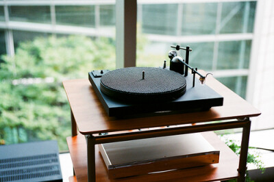 一个黑胶唱片机，带你穿越回他们的时代。