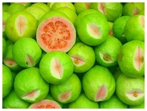 绿色皮红色果肉的水果图片