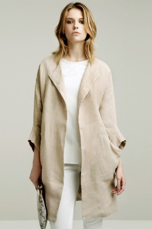 看来看去最爱这套Zara衣服~ 外貌很像羊毛披肩 <a class='shortlnk' href='/s/12ce1cf60' target='_blank' title='http://popbee.com/fashion/zara-may-2011-lookbook/'>http://duitang.com/s/12ce1cf60</a>