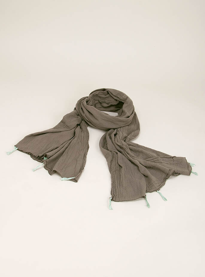 收集这款围巾，还有三种颜色，太喜欢了 » Large gauze crinkle cotton scarf <a class='shortlnk' href='/s/14a610ef8' target='_blank' title='http://www.couvertureandthegarbstore.com/Product/?p=3889&amp;i=4057'>http://duitang.com/s/14a610ef8</a>