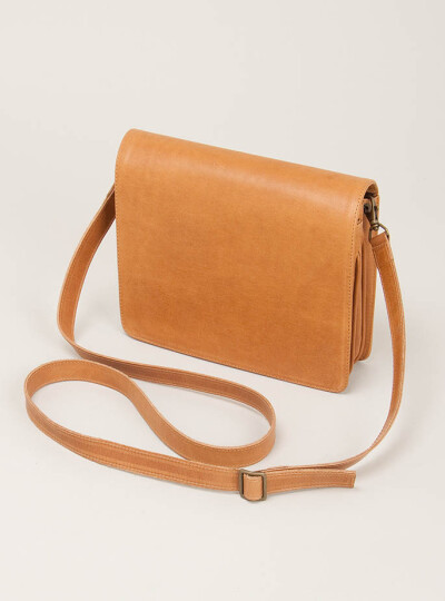 没有任何修饰的皮革包包，经典啊~！» Soft leather Mauritius shoulder bag <a class='shortlnk' href='/s/111af9353' target='_blank' title='http://www.couvertureandthegarbstore.com/Product/?p=3863&amp;i=4…