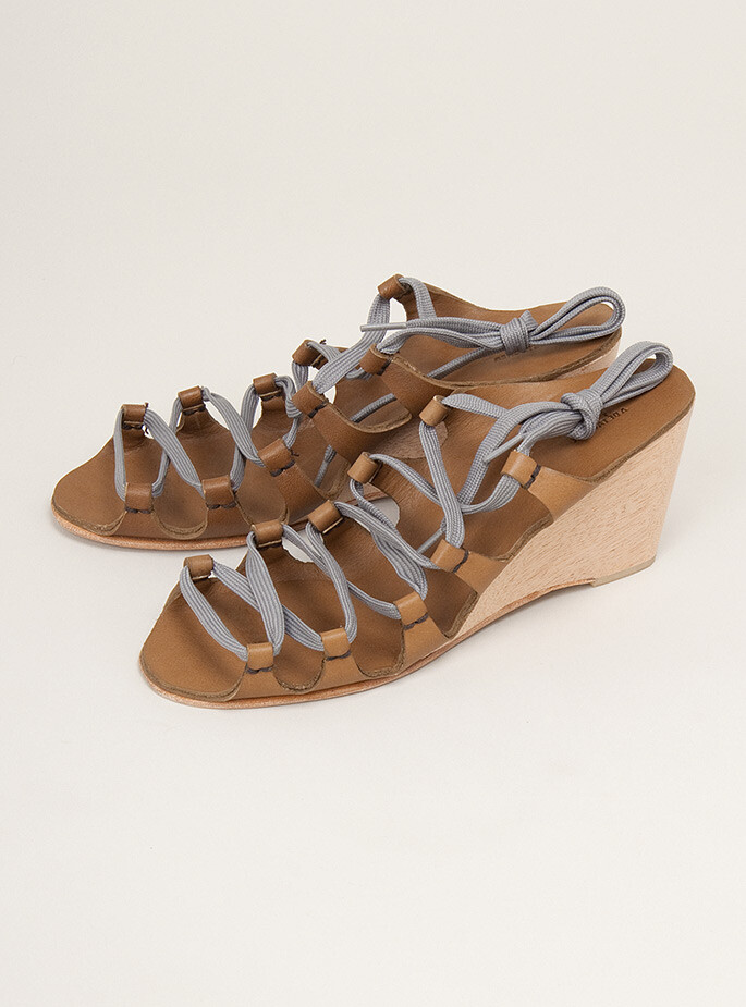 第一次看到这种有鞋带的高跟鞋~ 哇，超美！» Bellow lace up wedge sandal <a class='shortlnk' href='/s/039a2c6ff' target='_blank' title='http://www.couvertureandthegarbstore.com/Product/?p=3866&amp;i=4028'>http://duitang.com/s/039a2c6ff</a>