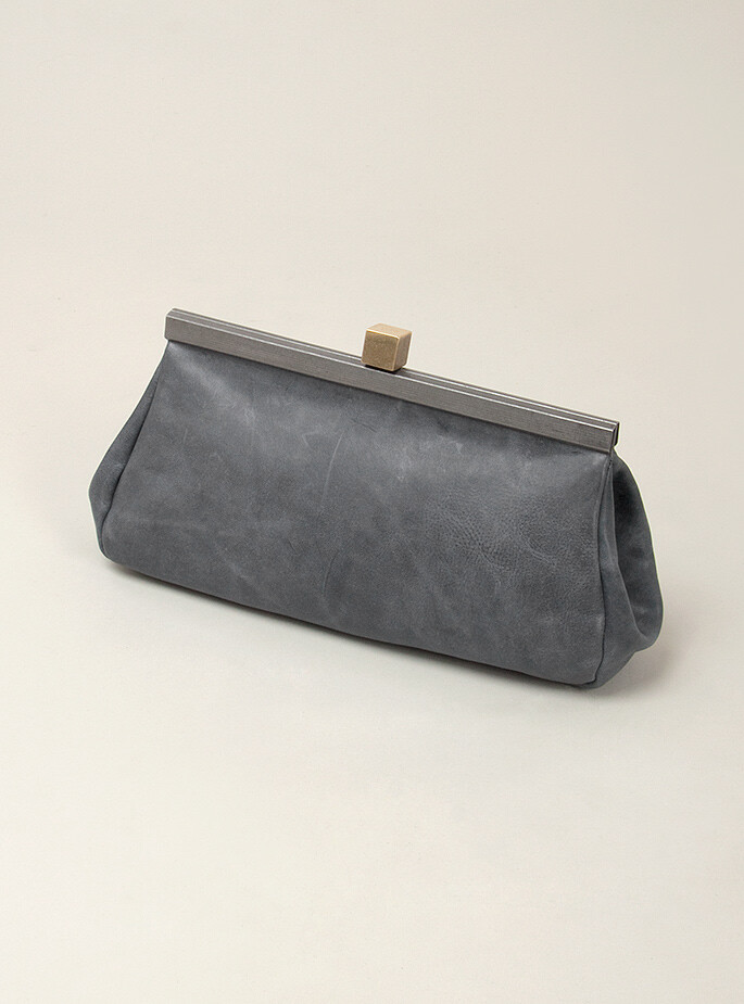 墨蓝色的皮革钱包，复古的说 » Rose hand waxed leather clutch <a class='shortlnk' href='/s/13fe35034' target='_blank' title='http://www.couvertureandthegarbstore.com/Product/?p=3645&amp;i=3753'>http://duitang.com/s/13fe35034</a>