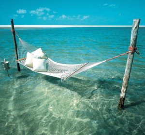 睡在上面需要勇气吧  <a class='shortlnk' href='/s/079758d0b' target='_blank' title='http://dornob.com/6-hot-cool-beds-seaside-hammocks-to-fireside-sleepers/'>http://duitang.com/s/079758d0b</a>
