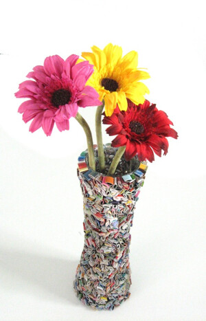 DIY,回收的报纸做的花瓶，很环保哦~<a class='shortlnk' href='/s/0519ac474' target='_blank' title='http://www.etsy.com/listing/70940070/flower-vase-made-from-recycled-magazines'>http://duitang.com/s/0519ac474</a>