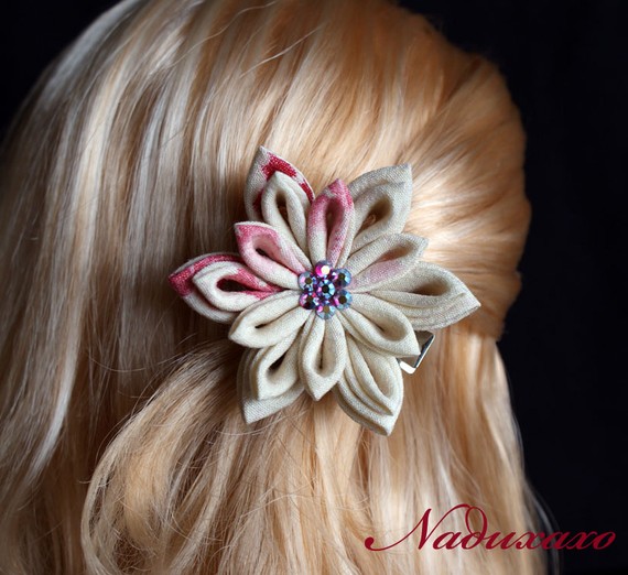 DIY，手工制作头花<a class='shortlnk' href='/s/0801da2d' target='_blank' title='http://www.etsy.com/listing/58968069/sunrise-kanzashi-hair-clip-or-brooch?ref=recently_listed_items'>http://duitang.com/s/0801da2d</a>