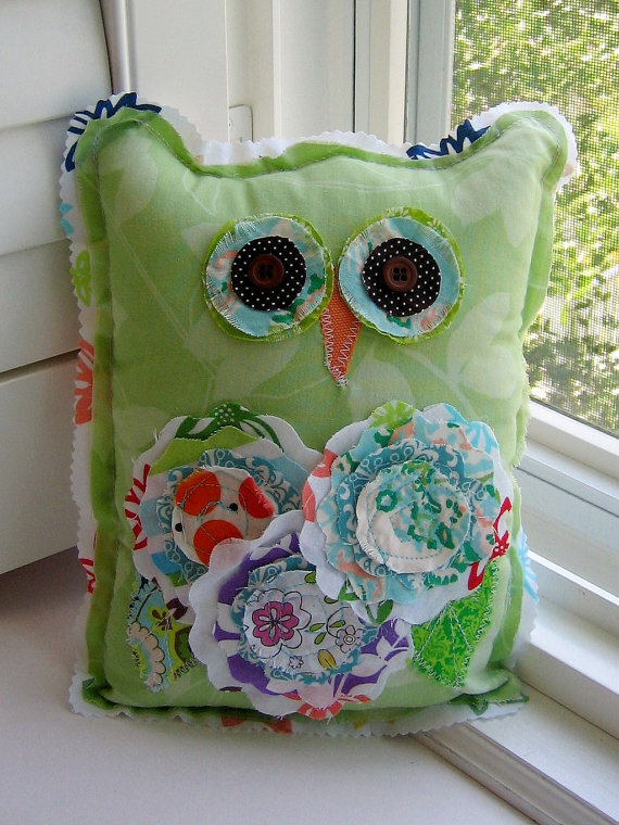 DIY 抱枕~<a class='shortlnk' href='/s/127ea2498' target='_blank' title='http://www.etsy.com/listing/73730886/cotton-appliqued-owl-flower-pillow-gypsy'>http://duitang.com/s/127ea2498</a>