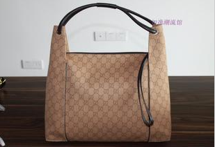 GUCCI logo帆布 百搭卡其色手袋肩包 <a class='shortlnk' href='/s/173fe6102' target='_blank' title='http://item.taobao.com/item.htm?id=9999898304&cm_cat=50006842'>http://duitang.com/s/173fe6102</a>