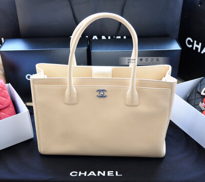 Chanel Cerf Tote 经典购物包 米色 <a class='shortlnk' href='/s/0760460bf' target='_blank' title='http://item.taobao.com/item.htm?id=8690046296&amp;cm_cat=0'>http://duitang.com/s/0760460bf</a>