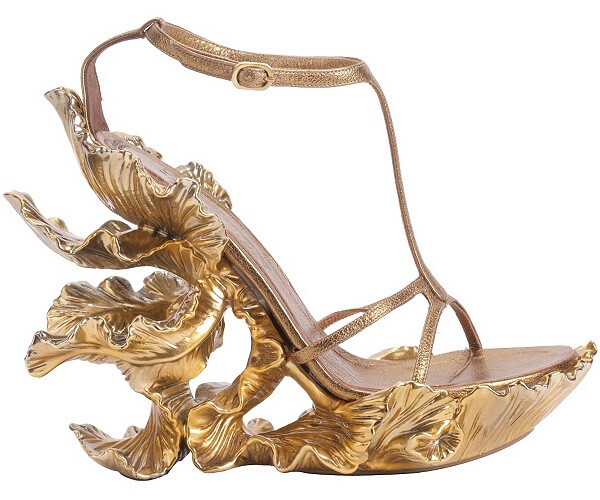 Spring的一个小位在STEP - 亚历山大麦奎因鞋|可爱的房间 alexander mcqueen gold iris platform sandals <a class='shortlnk' href='/s/027223dbb' target='_blank' title='http://www.thelovelyroom.com/2011/04/a-little-bit-of-spring-in-your-step-alexander-mcqueen-shoes/?utm_source=feedburner&amp;utm_medium=feed&amp;utm_campaign=Feed%3A+lovelyroom+%28Love'>http://duitang.com/s/027223dbb</a>