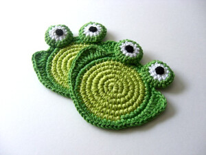 DIY青蛙杯垫 <a class='shortlnk' href='/s/1fdd166f' target='_blank' title='http://www.etsy.com/listing/72559096/sweet-green-frog-coasters-beverage-drink'>http://duitang.com/s/1fdd166f</a>