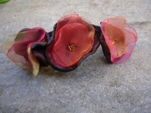 夏天也可以为自己制作这样的头发，简单又漂亮<a class='shortlnk' href='/s/179ace453' target='_blank' title='http://www.etsy.com/listing/31549451/glorious-gloria-handmade-fabric-flower'>http://duitang.com/s/179ace453</a>