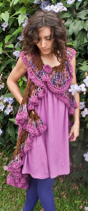 很佩服设计者的想法，也很喜欢这件手工制作上衣<a class='shortlnk' href='/s/1192e84f9' target='_blank' title='http://www.etsy.com/listing/33359702/finger-crocheted-magenta-browns-lilac?ref=v1_other_1'>http://duitang.com/s/1192e84f9</a>