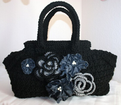 好看的手工钩织包包<a class='shortlnk' href='/s/126a69d4b' target='_blank' title='http://www.etsy.com/listing/65988729/crocheted-black-flower-embellished-purse'>http://duitang.com/s/126a69d4b</a>