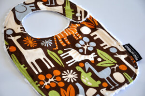 手工布衣包包，很可爱<a class='shortlnk' href='/s/1716b4b4f' target='_blank' title='http://www.etsy.com/listing/74246214/side-snap-chenille-bib-2d-zoo-in-brown?ref=recently_listed_items'>http://duitang.com/s/1716b4b4f</a>