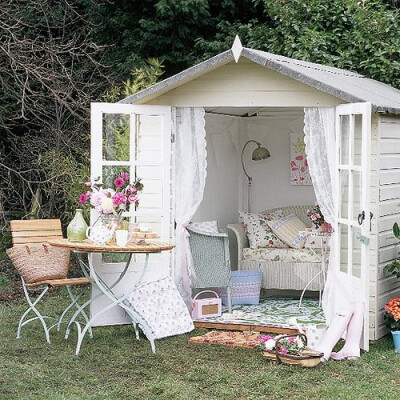 如果我有一个花园，我就会想要这样一座小屋（当然大屋子在花园前啦～～）涂成白色（好反光啊有木有）安静地享受悠闲的生活（请朋友来喝下午茶神马的）...... （做梦！继续做梦！！！）
