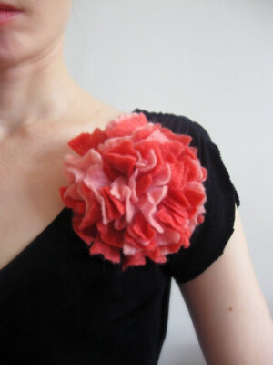 有时候在黑色单一的衣服上亲手制作朵花放上去，也是非常漂亮的<a class='shortlnk' href='/s/06a65f597' target='_blank' title='http://www.etsy.com/listing/41979832/sale-pink-peony-felt-brooch-white-and'>http://duitang.com/s/06a65f597</a>