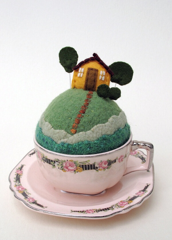 布艺杯子小场景<a class='shortlnk' href='/s/0403f5aec' target='_blank' title='http://www.etsy.com/listing/73704852/tiny-world-pincushion'>http://duitang.com/s/0403f5aec</a>