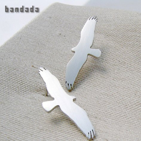 Bandada耳钉，张翅的雄鹰自由翱翔。