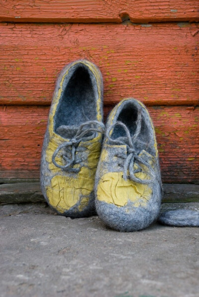 褶皱的手工鞋<a class='shortlnk' href='/s/04a03e214' target='_blank' title='http://www.etsy.com/listing/53090508/ecological-felt-slippers-sneakers-from'>http://duitang.com/s/04a03e214</a>