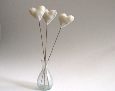 手工制作，放在家中很温馨<a class='shortlnk' href='/s/0ef19aab' target='_blank' title='http://www.etsy.com/listing/71107396/creamy-white-hearts-flowers-stems-set-of'>http://duitang.com/s/0ef19aab</a>