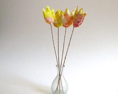 手工小花，给家装扮下<a class='shortlnk' href='/s/070cdf1a6' target='_blank' title='http://www.etsy.com/listing/73763119/kimono-silk-tulips-flower-stems-set-of-4'>http://duitang.com/s/070cdf1a6</a>
