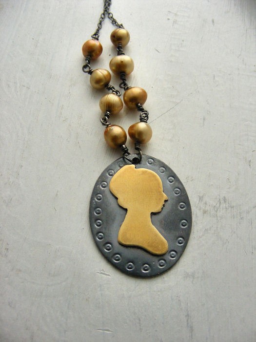 很复古的一款项链<a class='shortlnk' href='/s/17a780785' target='_blank' title='http://www.etsy.com/listing/69868298/sterling-and-brass-cameo-necklace-a'>http://duitang.com/s/17a780785</a>
