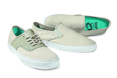 Vans Vault推出2011年春夏季新款“Malibu Snake，短裤+T-Shirt,再配一顶精致小草帽，你一定会成为街头上最大的亮点。