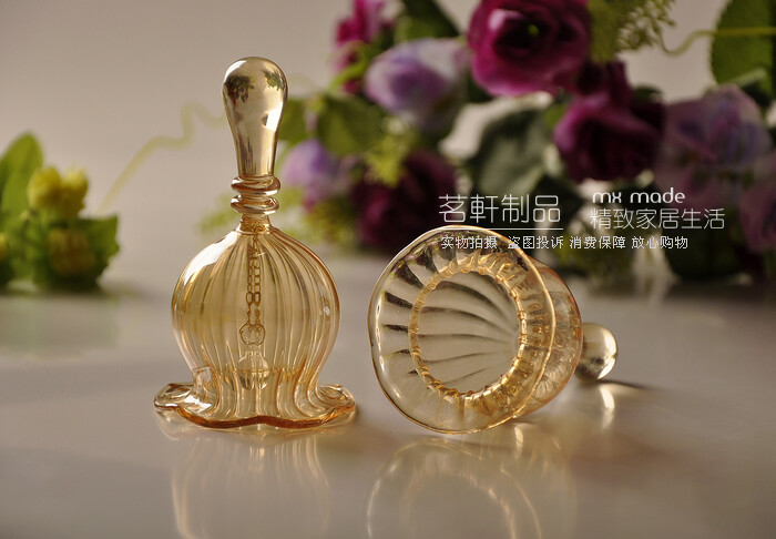 欧洲长长的餐桌上，主人发言前轻轻摇动，太精巧了