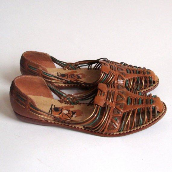 尺寸65 Vtg的彩色地球音Huaraches由OldBaltimoreVintage size 6.5 Vtg Multicolor Earth Tone Huaraches. crazy. sandals. flats. 80s. ethnic. tribal.