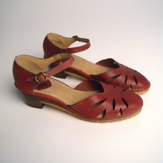  20世纪70年代的Vtg樱桃红色皮革的OldBaltimoreVintage size 5.5 - 6 Vtg 1970s Cherry Red Leather Heeled Mary Janes. petal cut outs. wooded heel. new