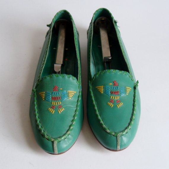 保留供KellyNastasi由大小7 Vtg的凯利OldBaltimoreVintage RESERVED FOR KellyNastasi - size 7 Vtg Kelly Green Leather Loafer Flats. multicolor woven bird