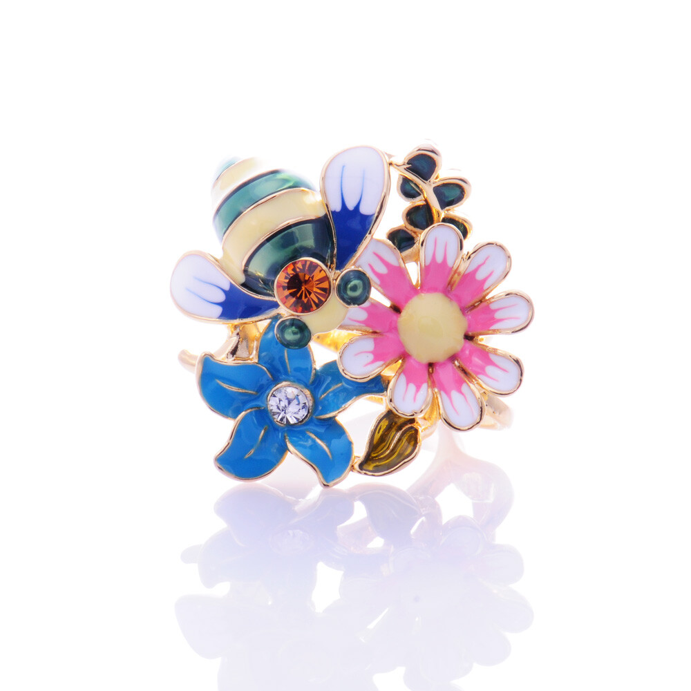 没有什么比这个戒指更加有春天的味道，采花的蜜蜂，绽放的群花，享受春光的弥漫~~~