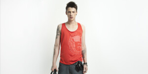 正面看这个红色背心，红黑搭配就是很好看哈