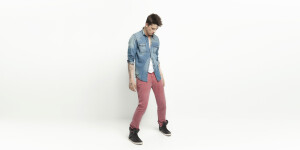 红蓝搭配！ 这个酒红色的牛仔裤很好看！