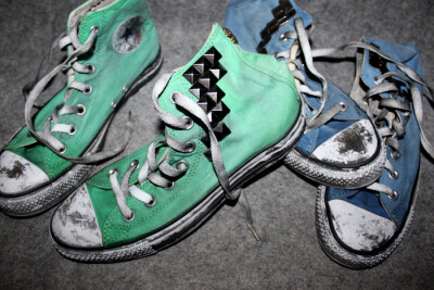  颓废做旧骷髅铆钉复古帆布鞋。