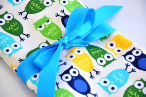 手工制作小包，只要找到可爱的布就可以动手啦<a class='shortlnk' href='/s/030e3b0f6' target='_blank' title='http://www.etsy.com/listing/73597999/minky-baby-blanket-zoologie-owls-in-blue'>http://duitang.com/s/030e3b0f6</a>