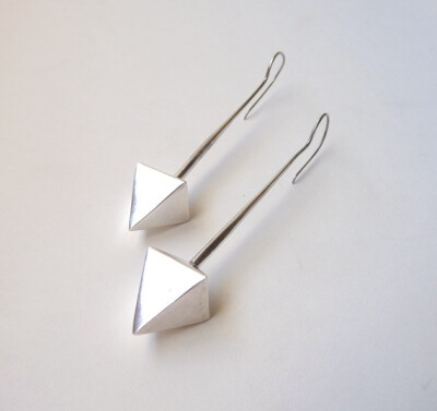 现代前卫的手工纯银箭mascarajones Edgy Modernist Handmade Sterling Silver Arrow Earrings