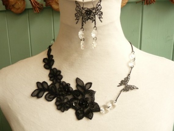 蝶蛹和黑色蕾丝贴花的talulabelles Chrysalis butterfly and black lace applique necklace