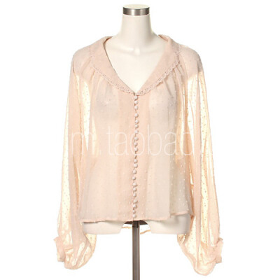 透明的雪纺，特殊的剪毛植绒材质，雪纺的飘逸透明感和可爱的绒点完美结合，大蝙蝠袖设计，胸口一排小包扣，需要内搭。