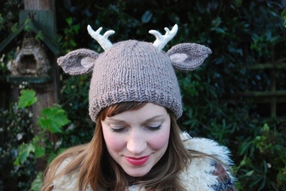 针织帽子与小鹿角鹿的TinyOwlsMagicAttic deer with little antlers hat KNITTING PATTERN